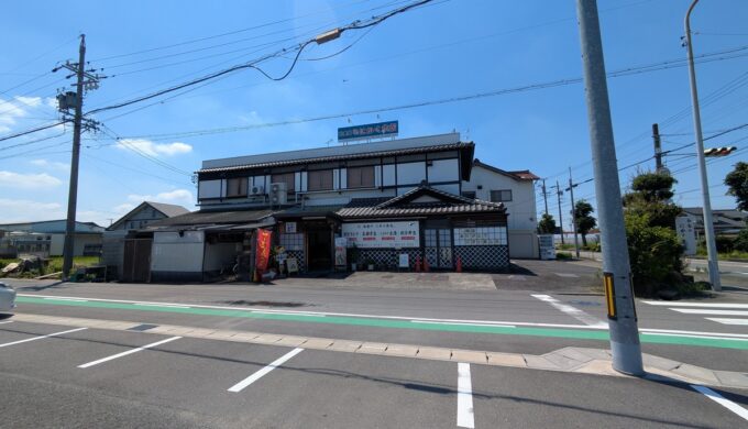 駐車場と外観