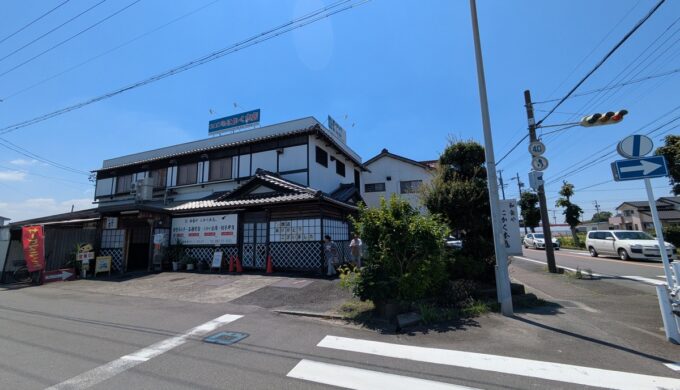 駐車場と外観