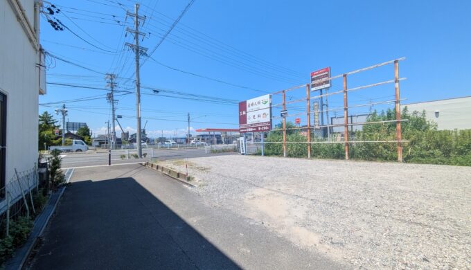 駐車場と外観