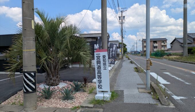 駐車場と外観