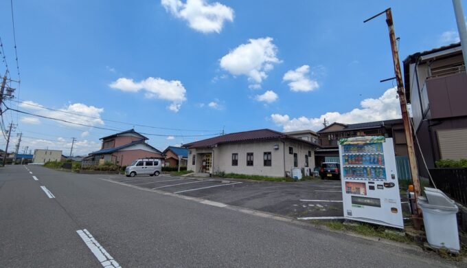 駐車場と外観