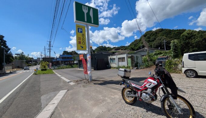 駐車場と外観
