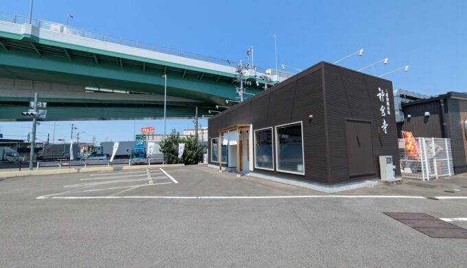 駐車場と外観