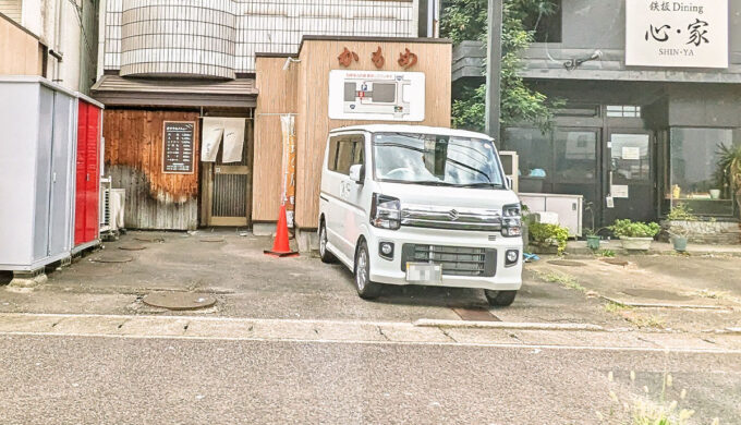 駐車場と外観