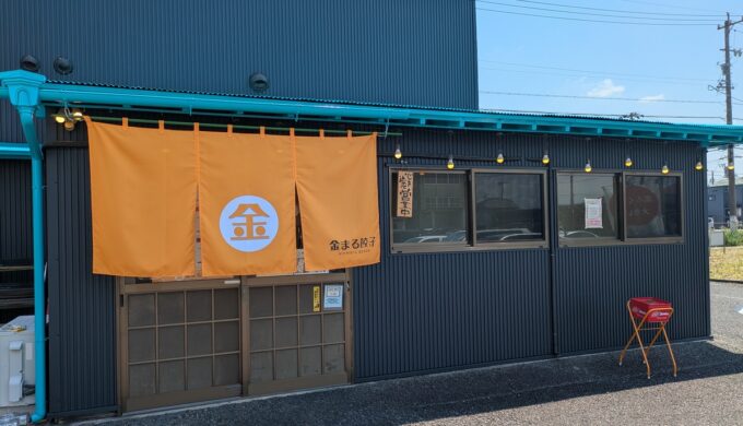 駐車場と外観