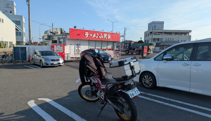 駐車場と外観