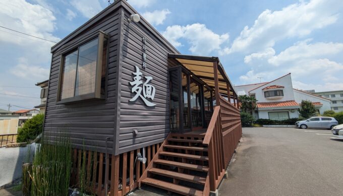 駐車場と外観