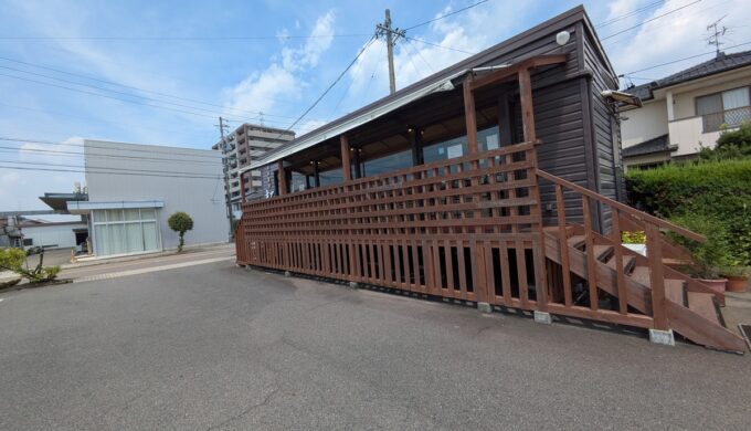 駐車場と外観