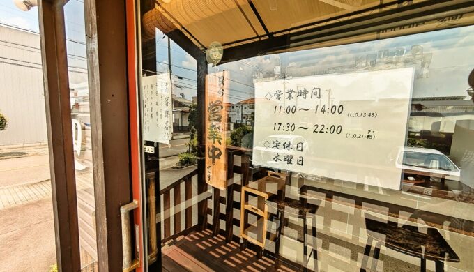 駐車場と外観