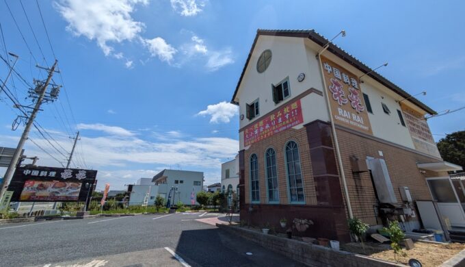 駐車場と外観