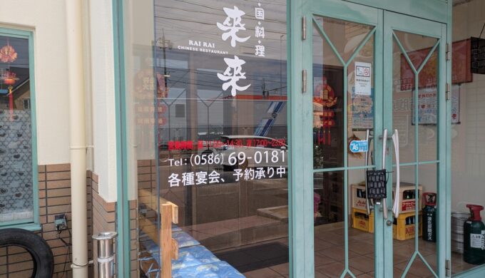 駐車場と外観