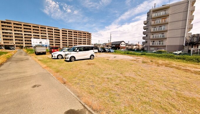 駐車場と外観