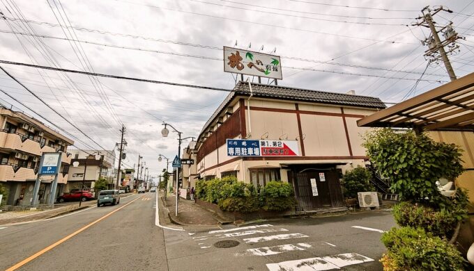 駐車場と外観