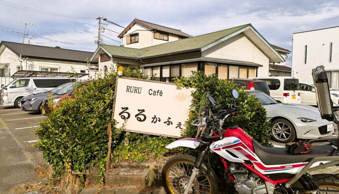 駐車場と外観
