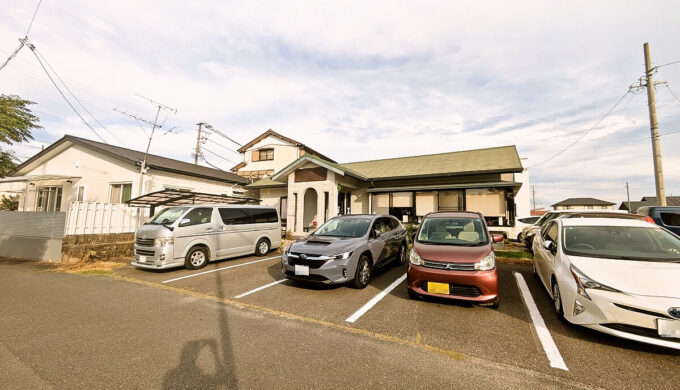 駐車場と外観