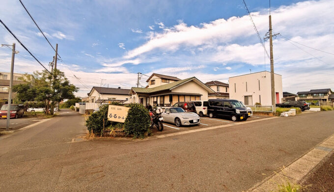 駐車場と外観