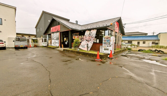 駐車場と外観