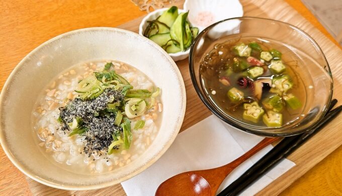 納豆がゆ+タコ、オクラ、もずくの冷たいスープ