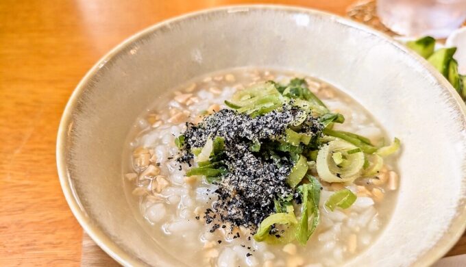 納豆がゆ+タコ、オクラ、もずくの冷たいスープ