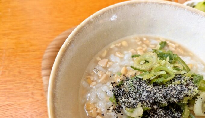 納豆がゆ+タコ、オクラ、もずくの冷たいスープ