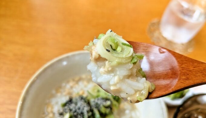 納豆がゆ+タコ、オクラ、もずくの冷たいスープ
