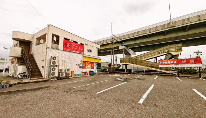 駐車場と外観