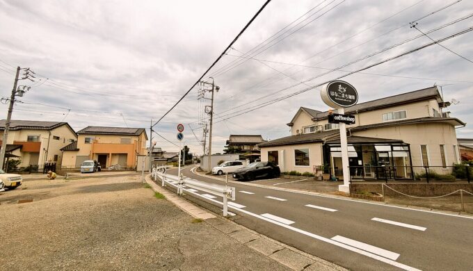 駐車場と外観