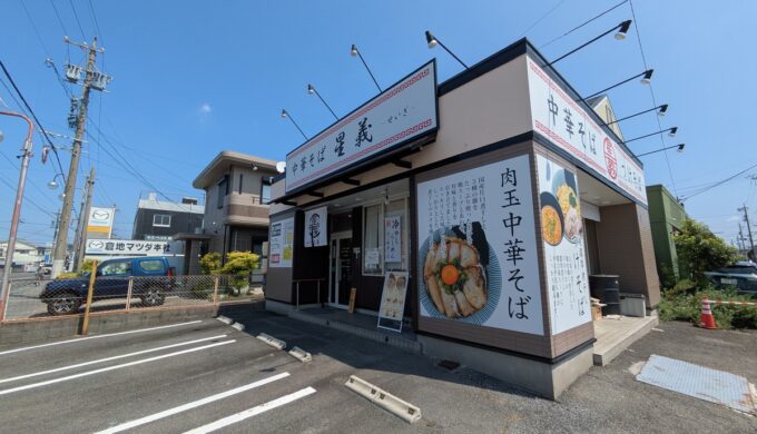 駐車場と外観