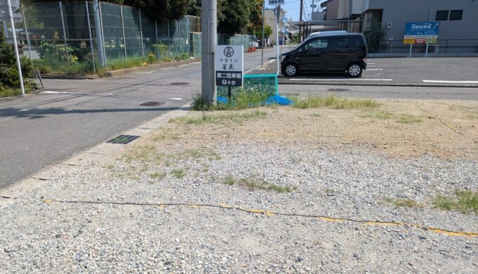 駐車場と外観
