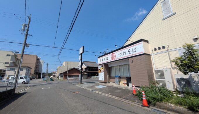 駐車場と外観