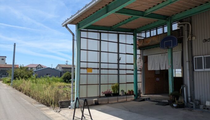 駐車場と外観