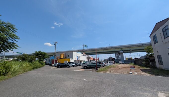 駐車場と外観