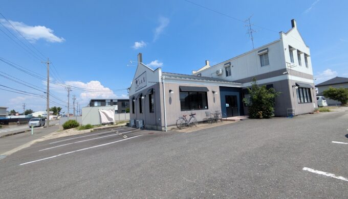 駐車場と外観