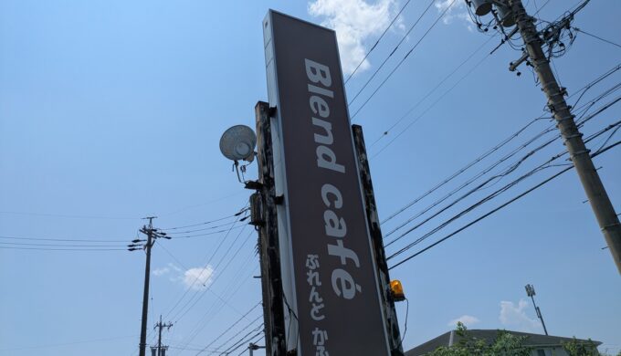 駐車場と外観
