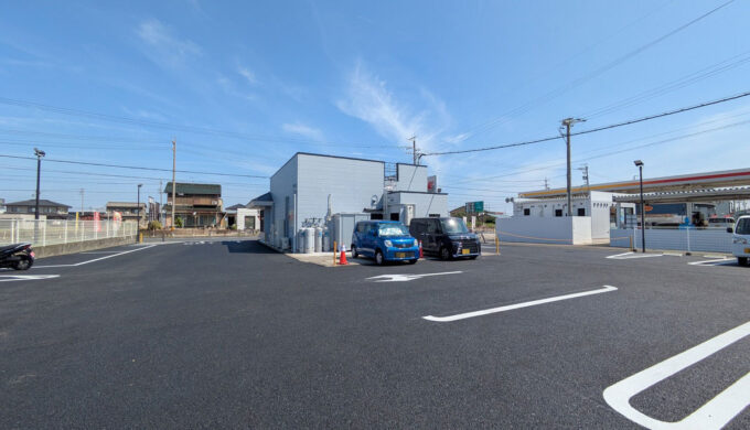 駐車場と外観
