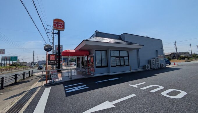 駐車場と外観