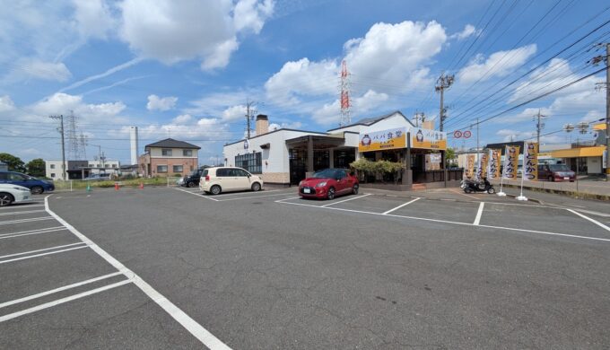 駐車場と外観