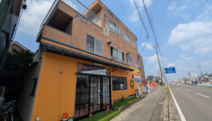 駐車場と外観