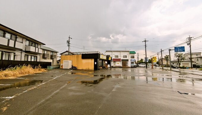 駐車場と外観