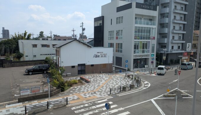 駐車場と外観
