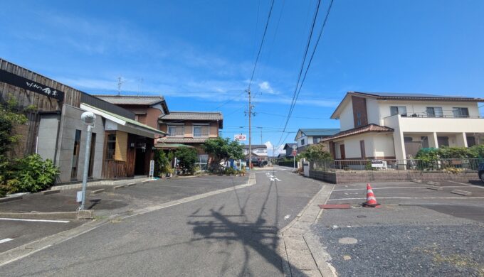 駐車場と外観
