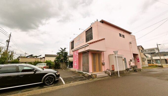 駐車場と外観