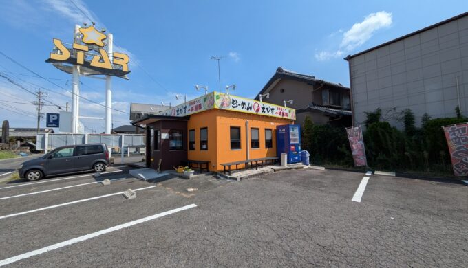 駐車場と外観