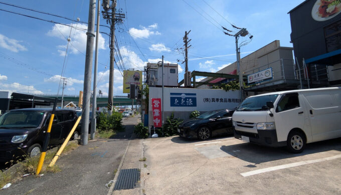 駐車場と外観