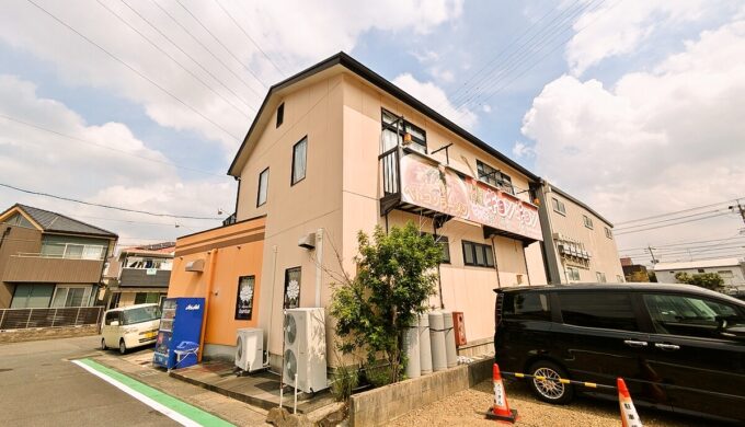 駐車場と外観