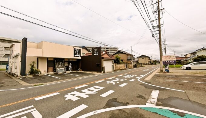 駐車場と外観