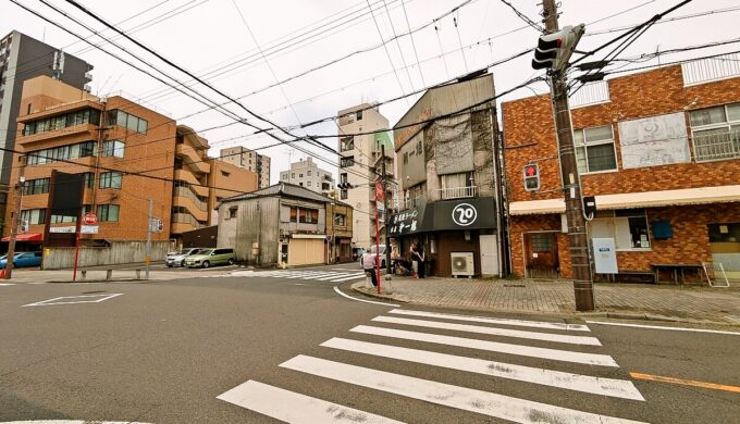 駐車場と外観