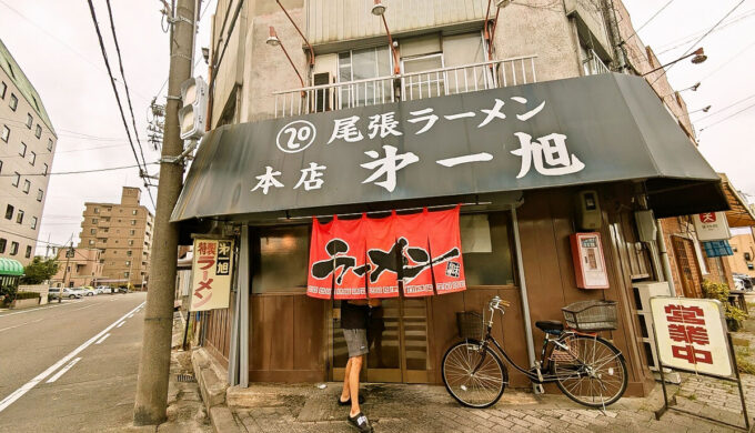 駐車場と外観