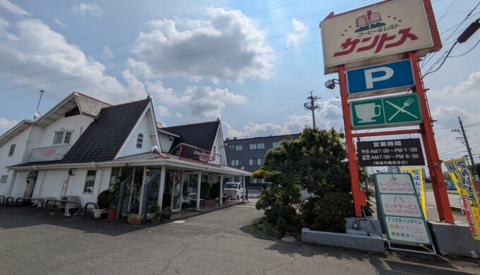 駐車場と外観