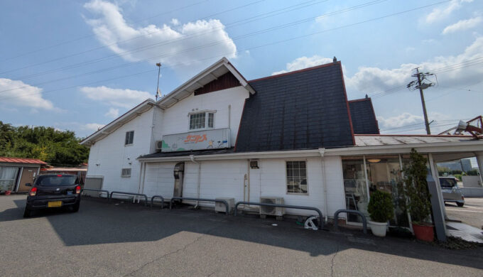 駐車場と外観